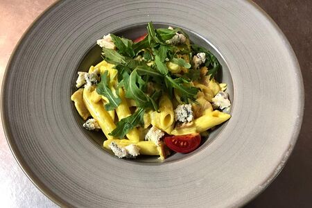 Пенне с беконом с сыром горгондзола