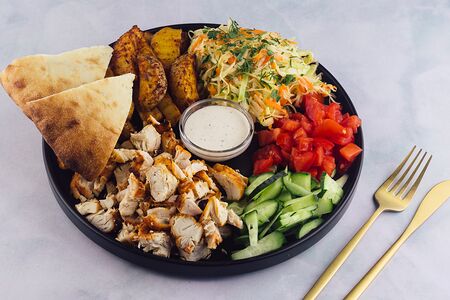 Шаверма с курицей, с добавкой фри на тарелке