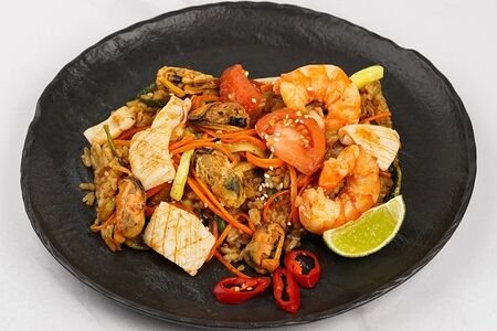 Рис с морепродуктами в соусе Том ям