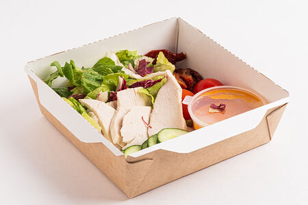 Салат с индейкой, вялеными томатами и соусом ромеско