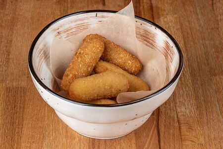 Сырные палочки с соусом сладкий чили