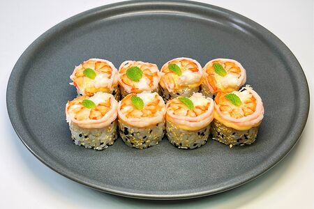 Ролл с креветкой и соусом лаймовый васаби