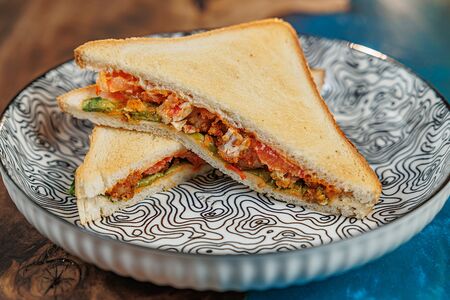 Сэндвич с курицей в темпуре и соусом том ям