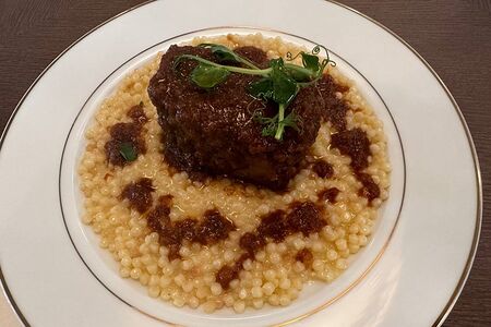 Томленые говяжьи щечки с пастой фрегола