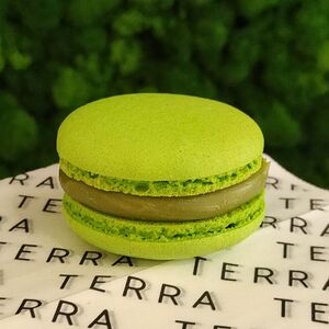 Макарон Фисташка-малина