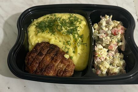 Обед из котлеты говяжьей на мангале, пюре картофельного и салата Оливье