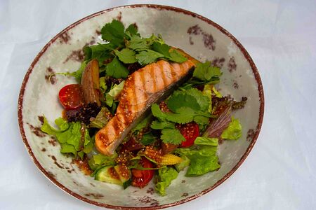 Теплый салат с лососем