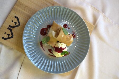 Блинчики с вишней и ванильным мороженым