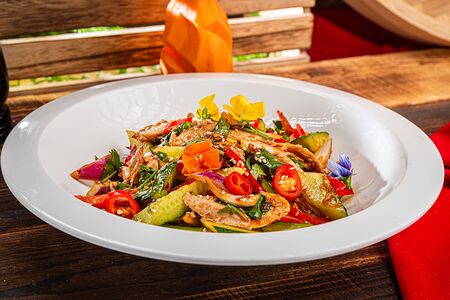 Салат с курицей и огурцами