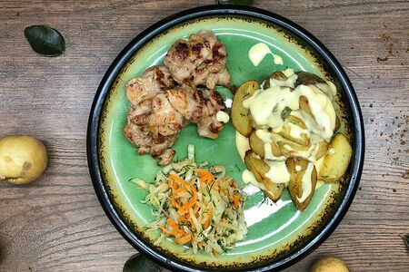 Филе куриного бедра с молодым картофелем под сырным соусом