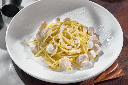 Спагетти с куриной грудкой в сливочном соусе 