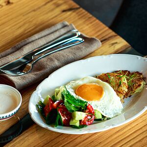 Драники с заправленным салатом и глазуньей 