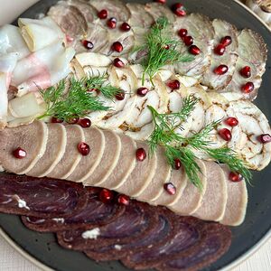 Ассорти мясных закусок собственного приготовления