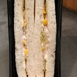 Сэндвич с курицей и соусом чесночный ранч