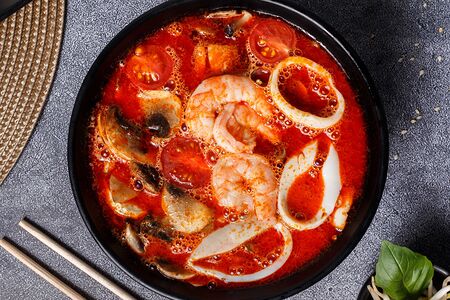 Том ям с морепродуктами