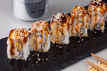 Ролл с угрем и креветкой под соусом унаги