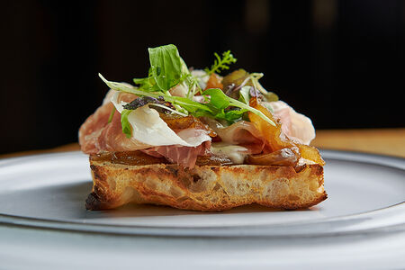 Брускетта с прошутто
