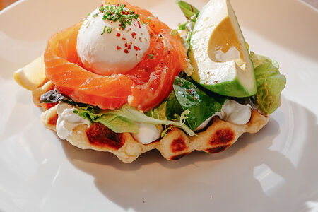 Картофельная вафля, лосось, авокадо, пашот