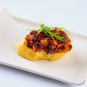 Brot с тартаром из свежих и вяленых томатов