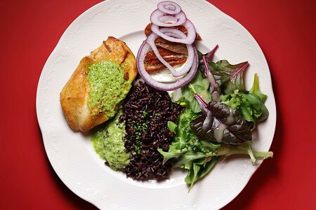 Стейк из курицы с черным рисом