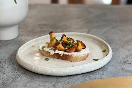 Тост с лисичками и миндальной рикоттой