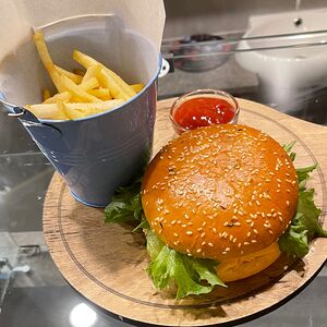 Бургер с картофелем фри и соусом