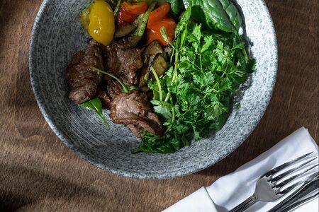 Теплый салат с говядиной