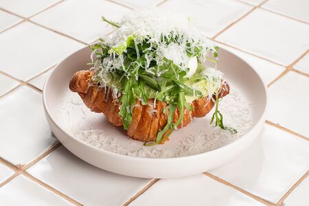 Круассан, авокадо, яйцо всмятку