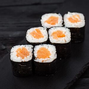 Маки с лососем