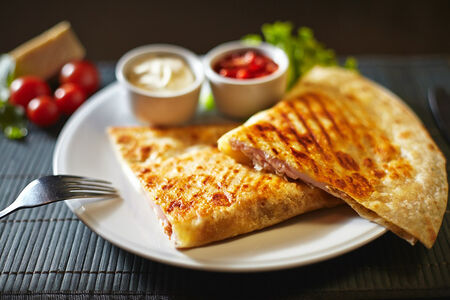 Кесадилья с курицей и сыром