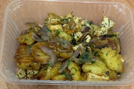 Жареная картошка с луком и куриным мясом