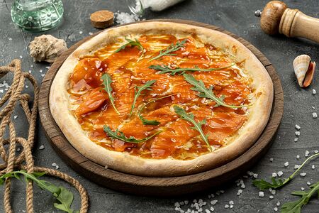 Пицца с лососем слабой соли