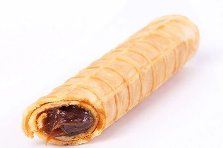 Вафельная трубочка с вареной сгущенкой