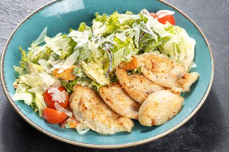Салат Цезарь с цыпленком