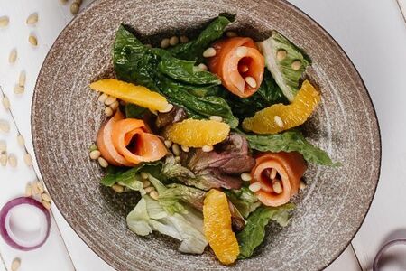 Салат с лососем и апельсинами