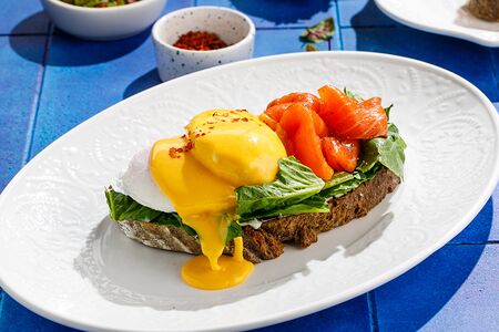 Яйцо Бенедикт с лососем