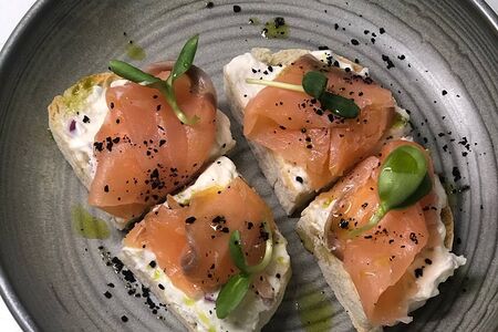 Брускетта с лососем