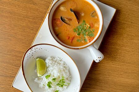 Том ям с морепродуктами