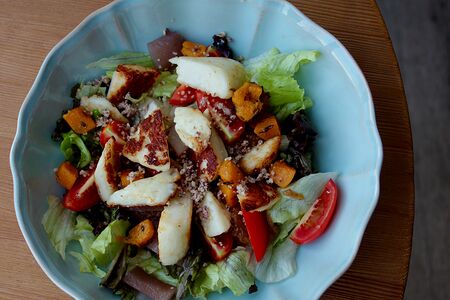 Салат с жареным халлуми, карамельной грушей и тыквой