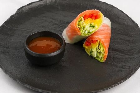 Спринг-ролл с лососем