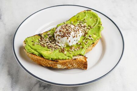 Тост с авокадо, яйцо пашот