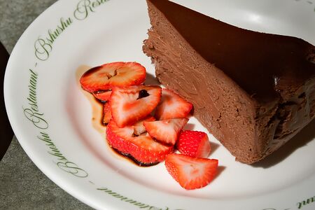 Шоколадный чизкейк с клубникой