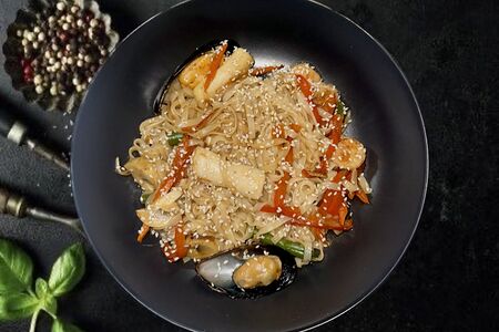 Вок с морепродуктами