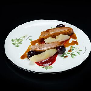Утиная грудка с ягодным соусом, маринованным виноградом и пряной грушей