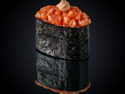 Гункан с лососем