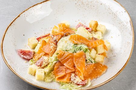 Салат Цезарь с лососем