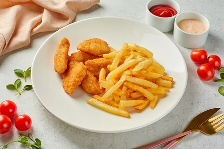 Наггетсы куриные с картофелем фри