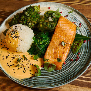 Филе лосося с рисом и соусом том ям