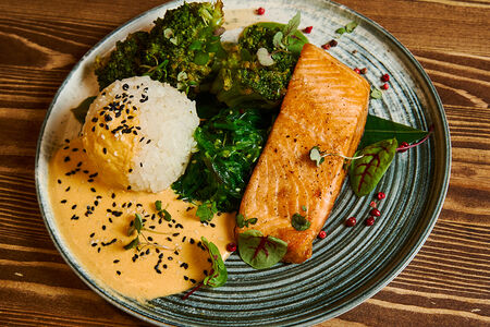 Филе лосося с рисом и соусом том ям