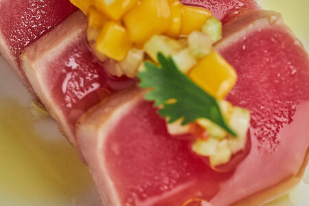 Татаки из тунца, манго, огурец, сладкий чили